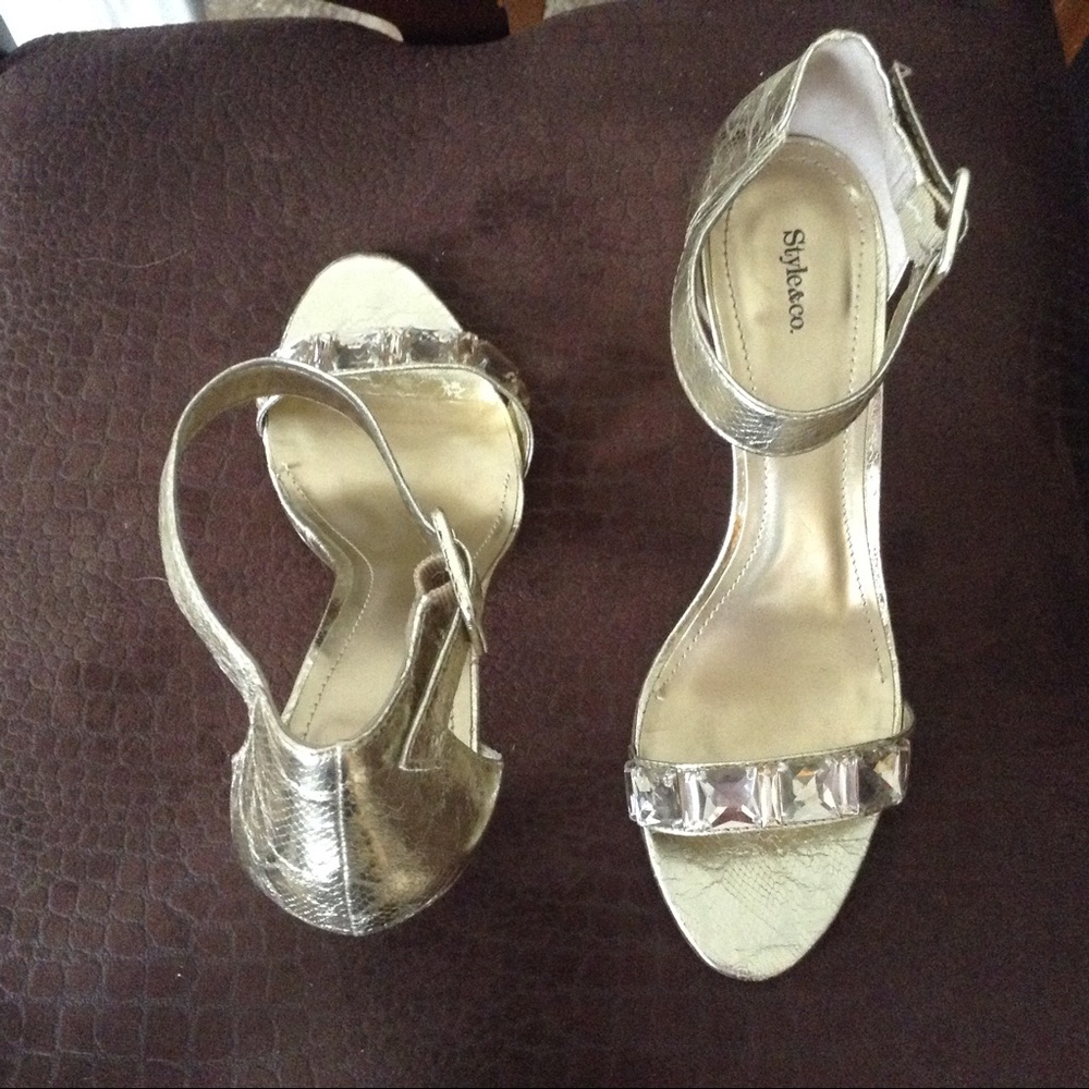 Beautiful Gold 3 1/2” Sandal